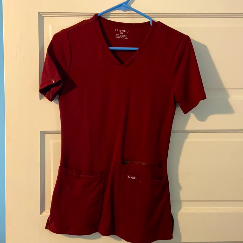 Jananuu extra small burgundy scrub top